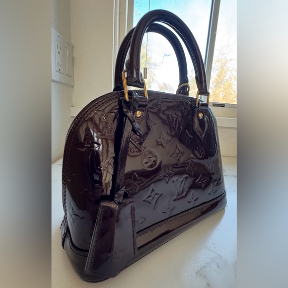 LOUIS VUITTON Alma BB Vernis Amarante Patent Leather Satchel w Strap EUC - Picture 4 of 16